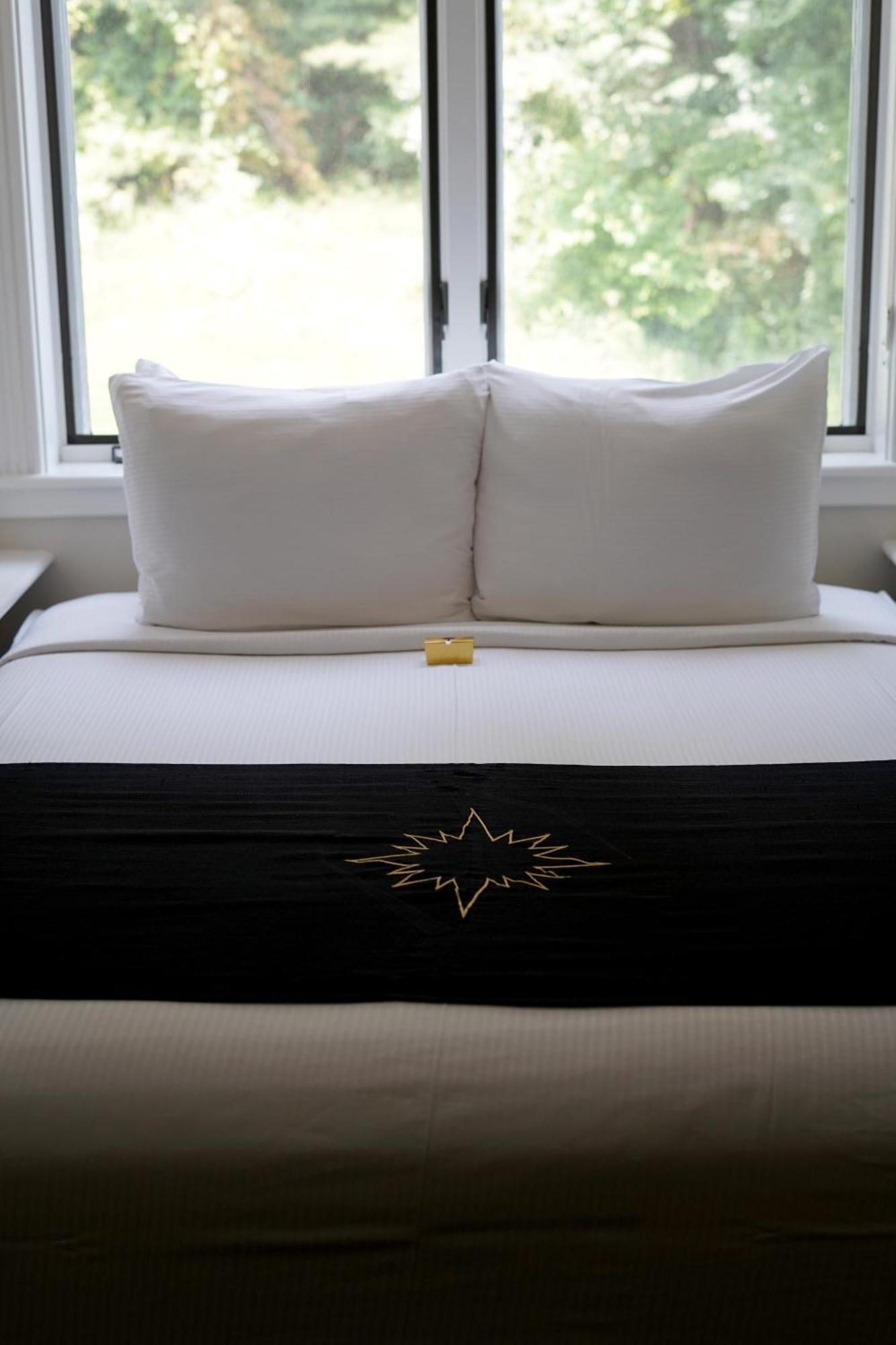 Suttons Bay Inn At Black Star Farms חדר תמונה